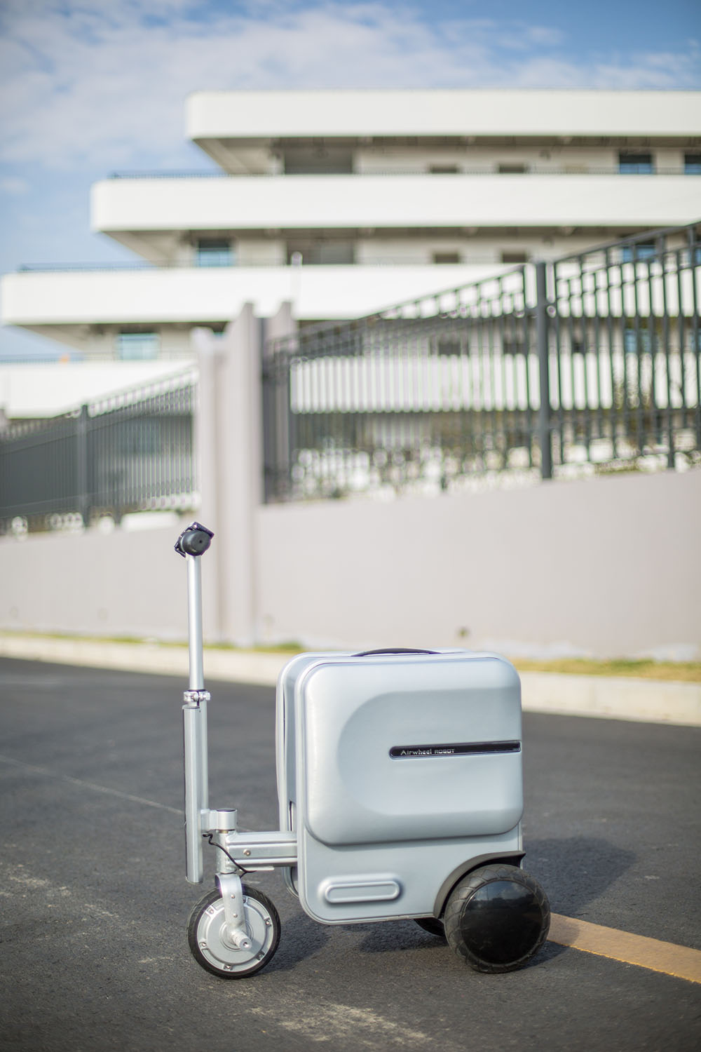 Airwheel SE3 robot luggage